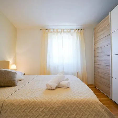 Nicol Apartment *